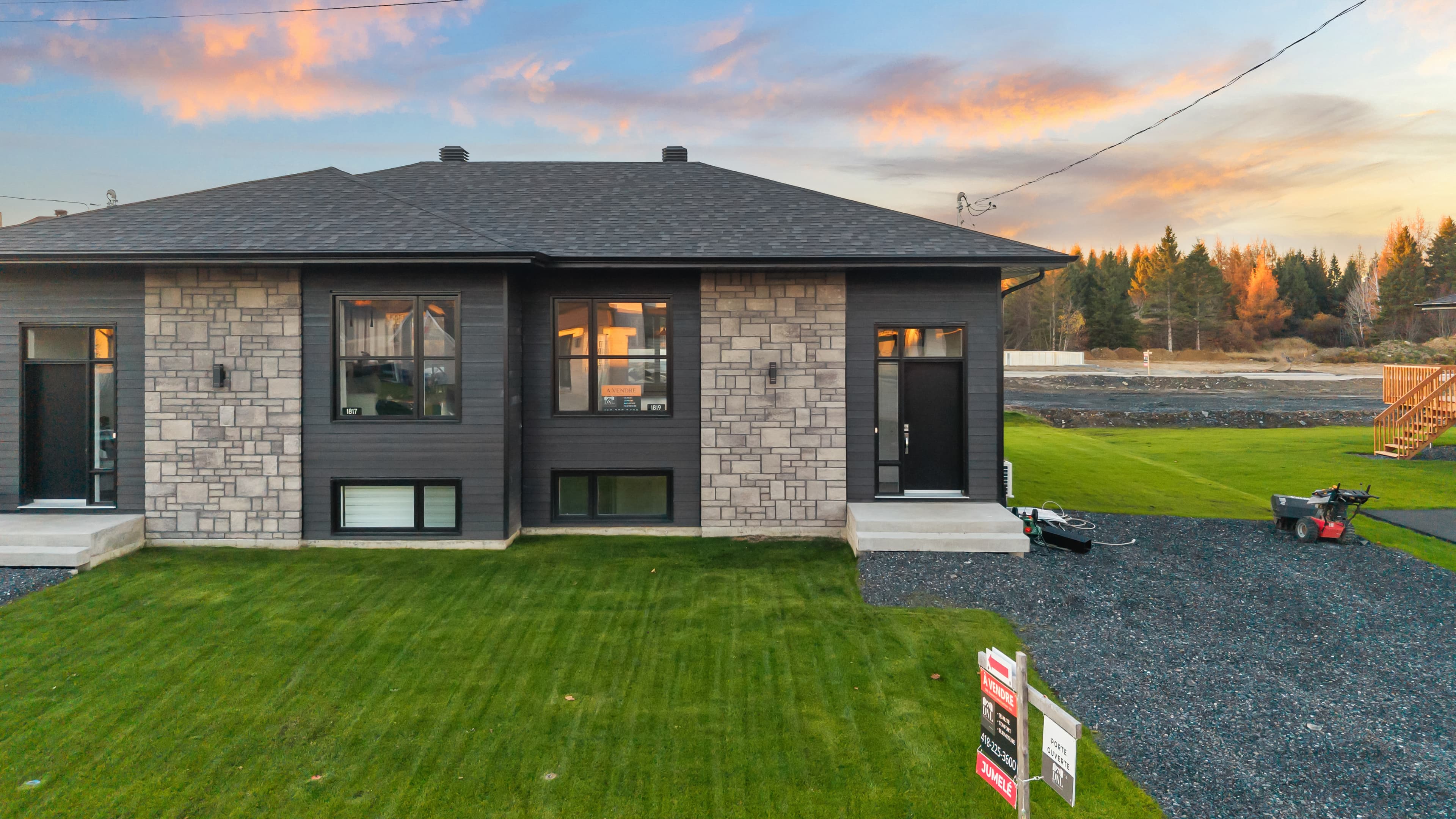 Projet résidentiel jumelé DNL Poulin Construction Inc. photographié au crépuscule.