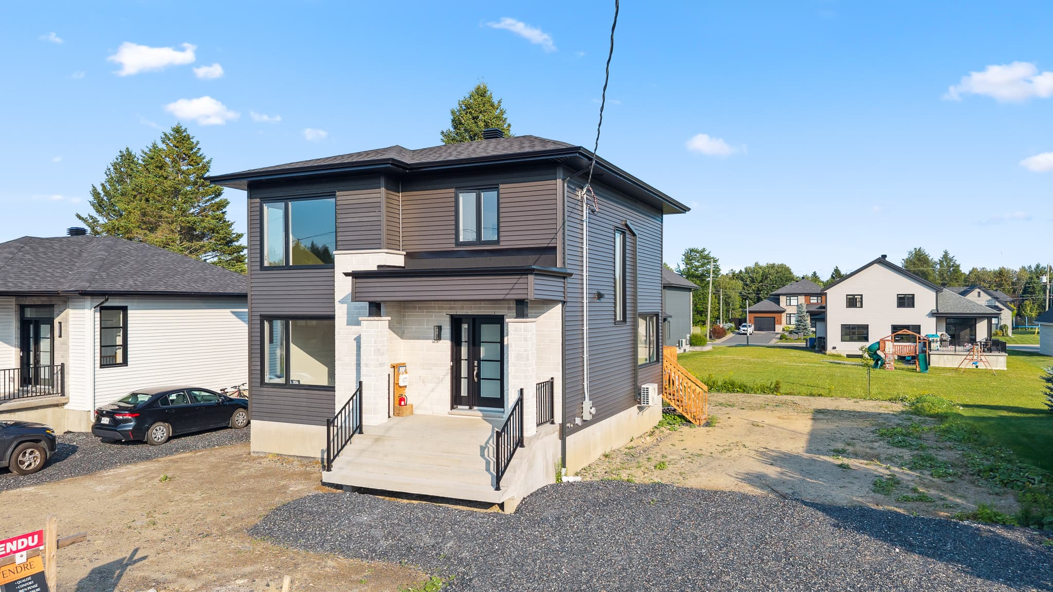 Façade avant du modèle La Contemporaine réalisé par DNL Poulin Construction Inc.